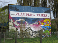 828597 Gezicht op de graffiti-muurschildering op de zijgevel van het gebouw van 'Vlampijpateliers' (Vlampijpstraat 50) ...
